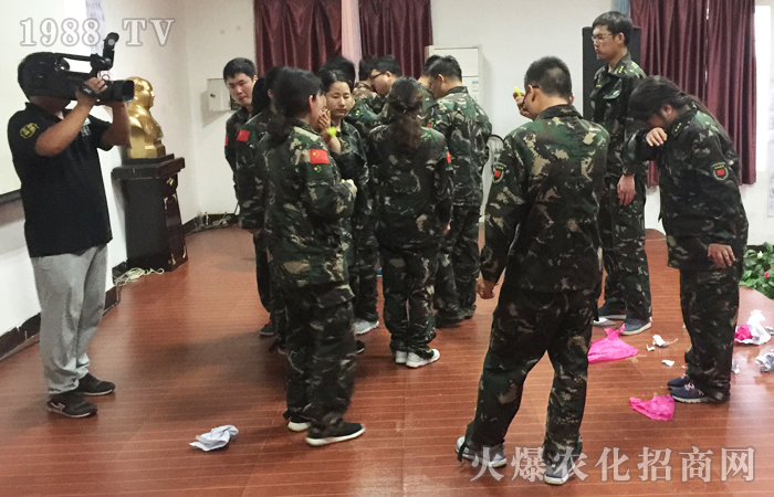 ����ͻ��������ÿһ����ǰ�ж����ի@��