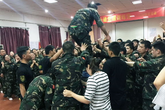 成功路上充滿(mǎn)荊棘，團(tuán)結(jié)一心，終讓我們所向披靡！