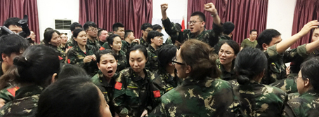 人生路，堅(jiān)持方能成功，困難途中，攜手便是天堂！