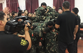 為勝利，無(wú)路，我們?cè)复钊巳馓荩? />
                <p>為勝利，無(wú)路，我們?cè)复钊巳馓荩?/p>
            </li>
            <li>
            	<img src=