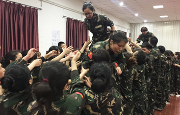 命運(yùn)全在拼擊，奮斗就是希望！火爆人，好樣的！