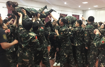 只有頑強(qiáng)拼搏，才能超越自我！