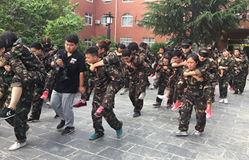 不論艱難險(xiǎn)阻，我都將握緊你的手與你同行！