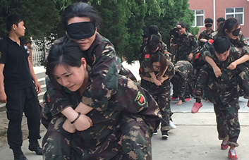 不管沿途有多艱險(xiǎn)，我都將攙扶著你勇敢前行！