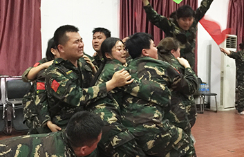 只有咬牙堅(jiān)持，才會(huì)有希望！