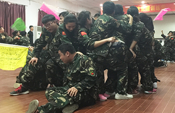 堅(jiān)持會(huì)帶來(lái)希望，團(tuán)結(jié)會(huì)帶來(lái)力量！