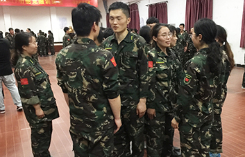 善于發(fā)現(xiàn)身邊世界的美，不吝嗇對(duì)別人的贊美！