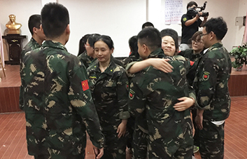 人生不易，要學(xué)會(huì)贊美他人！