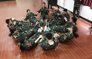 默契配合、高效協(xié)作，把不可能變?yōu)榭赡埽? />
                <p>默契配合、高效協(xié)作，把不可能變?yōu)榭赡埽?/p>
            </li>
            <li>
            	<img src=