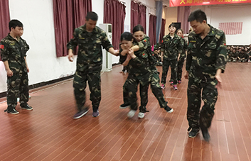 齊心協(xié)力，永創(chuàng)佳績(jī)，頑強(qiáng)拼搏，所向無(wú)敵！