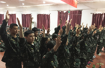 舉手表決，領(lǐng)袖魅力征服現(xiàn)場(chǎng)學(xué)員！