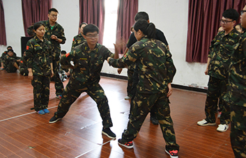 凝心聚力，為榮譽(yù)而戰(zhàn)；聚精會(huì)神，為集體爭(zhēng)光！